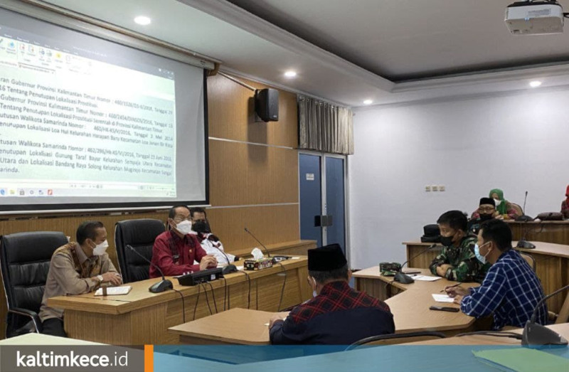 Rusmadi Wongso memimpin rapat tindak lanjut penutupan permanen dua eks lokalisasi di Samarinda. (giarti ibnu lestari/kaltimkece.id)