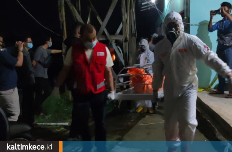 Petugas membawa jenazah mahasiswi yang bunuh diri di Samarinda (foto: samuel gading/kaltimkece.id)