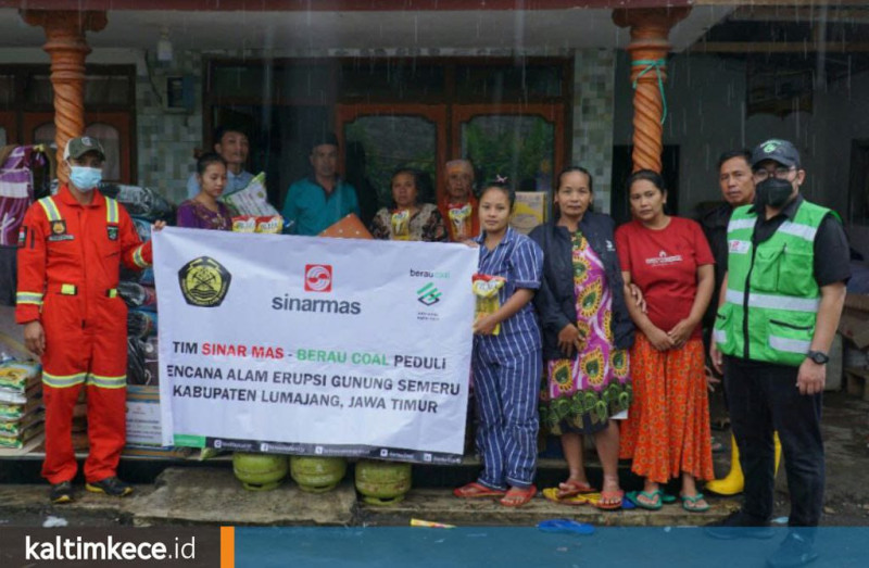 Tim Sinar Mas Berau Coal Peduli menyerahkan bantuan logistik kepada korban erupsi Gunung Semeru. (foto: istimewa)
