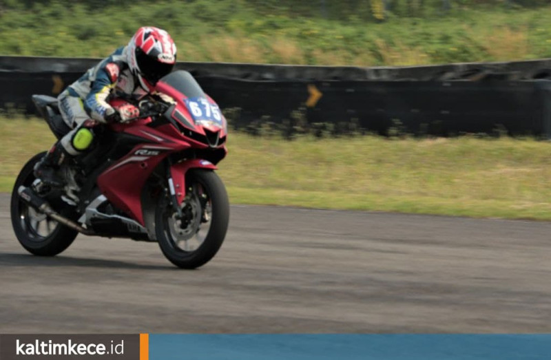 Mengendarai motor sport fairing di sirkuit. (foto: istimewa)