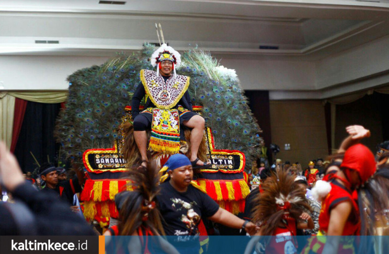 GM Aston Samarinda Wied Paramartha diarak reog pada malam puncak perayaan satu dekade hotel bintang empat tersebut. (istimewa)