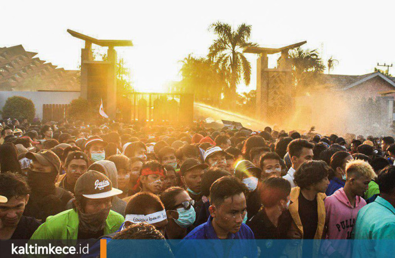 Massa terus bertahan di depan DPRD Kaltim meski berulang kali dihantam water cannon dan gas air mata. (Wahyu Musyifa/kaltimkece.id)