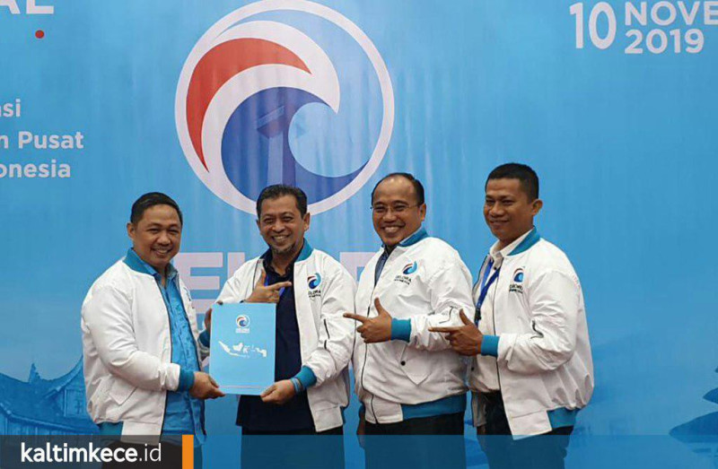 Hadi Mulyadi, dua kanan, menerima SK pengangkatan sebagai Ketua DPW Partai Gelora Kaltim dari Anis Matta. (istimewa)