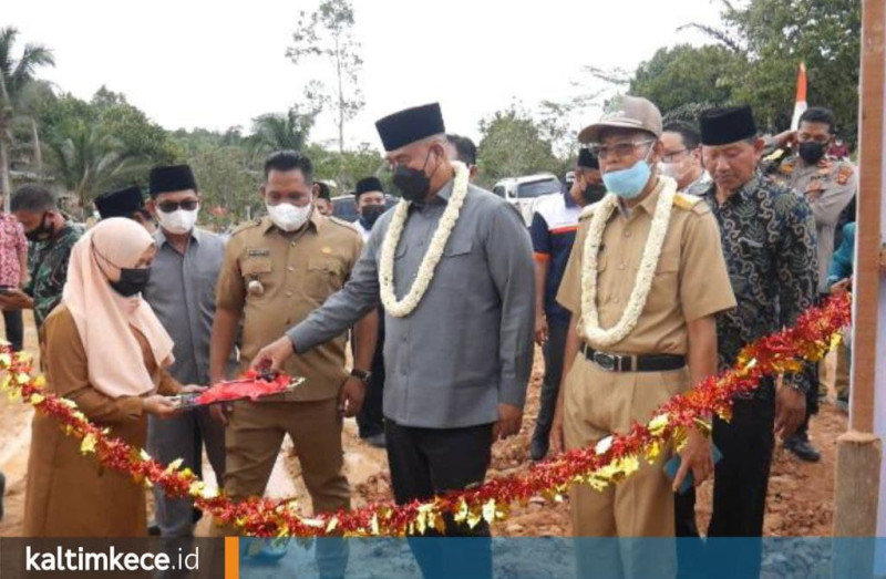Bupati Kukar Edi Damansyah dalam kunjungan kerja di Desa Batuah, Loa Janan, Selasa, 9 November 2021.