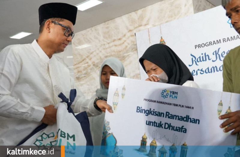 Direktur Utama PT PLN (Persero), Darmawan Prasodjo, menyerahkan bingkisan ramadan untuk dhuafa. FOTO: ISTIMEWA.