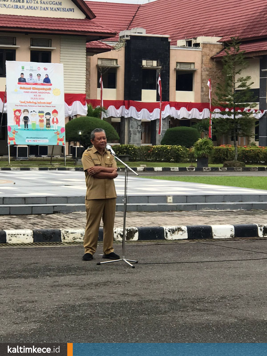 PJ Sekda Berau, Agus Wahyudi, berpamitan dengan pegawai usai apel pagi di Halaman Kantor Bupatu Berau pada Senin (28/8/2028). FOTO: ISTIMEWA.