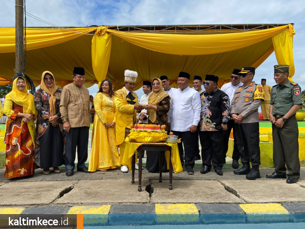 Bupati Berau, Sri Juniarsih, saat memberikan potongan puncak rasul kepada Sultan Sambaliung, Datu Amir, disaksikan Wakil Bupati Berau, Gamalis dan jajaran Forkopimda Berau pada Kamis, 14 September 2023. FOTO: ISTIMEWA.