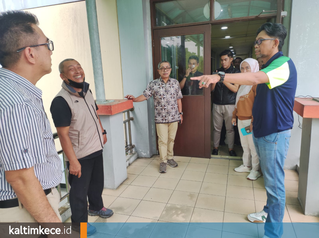 Kepala Dispora Kaltim, Agus Hari Kesuma (paling kanan) dan Ketua KONI Kaltim, Rusdiansyah Aras (berdiri depan pintu mengenakan baju batik). FOTO: ISTIMEWA.