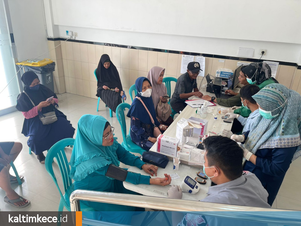 Pemeriksaan kesehatan gratis ini dilakukan dengan metode POCT (Point Off Care Test). FOTO: LA HAMSAH-KALTIMKECE.ID.