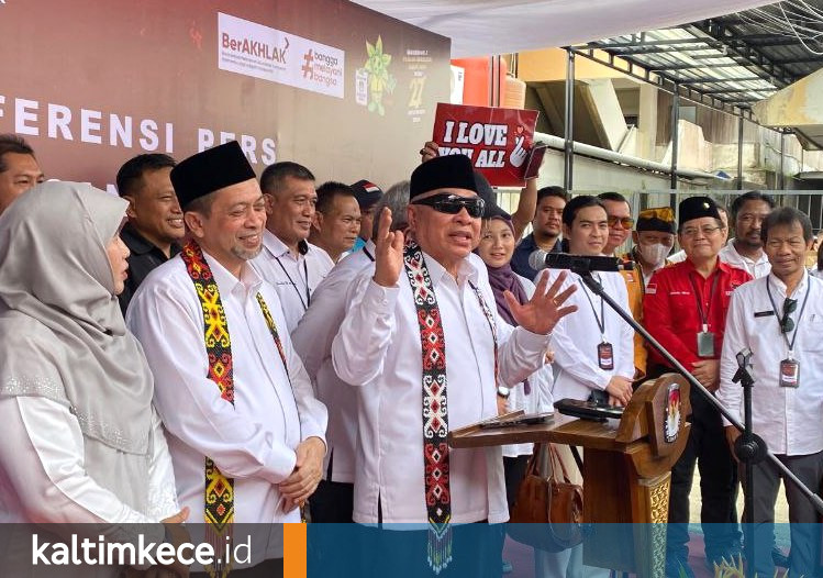 Isran Noor dan Hadi Mulyadi ketika mendaftar ke KPU Kaltim, Rabu, 28 Agustus 2024. FOTO: GIARTI IBNU LESTARI-KALTIMKECE.ID