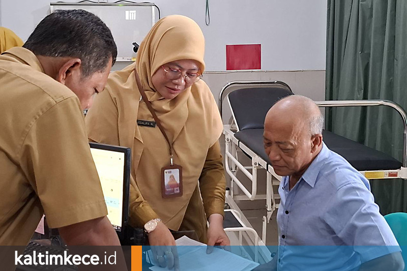 Warga Kelurahan Air Putih, Samarinda Ulu, memeriksakan kesehatannya di Puskesmas Air Puti bersamaan dengan dimulainya program cek kesehatan gratis, Senin, 10 Februari 2024. FOTO: LA HAMSAH-KALTIMKCE.ID