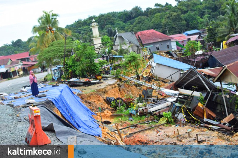 Kondisi di Desa Batuah, Jalan Poros Samarinda-Balikpapan Km 28, Loa Janan, Kukar, sudah bisa dilewati pada 24 Juni 2025. Tampak reruntuhan rumah warga yang ambles masih tersisa. FOTO: M AL FATIH-KALTIMKECE.ID