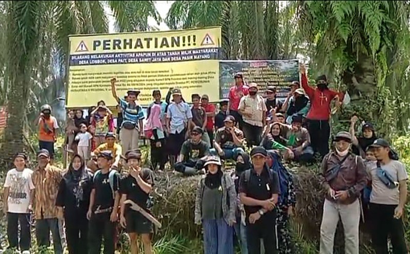 Warga Long Ikis menggelar aksi unjuk rasa untuk mempertahankan lahan seluas 2.076 hektare yang diklaim oleh perusahaan BUMN, pada akhir April 2025. FOTO: ISTIMEWA