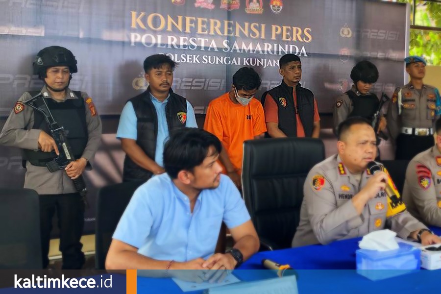 Tersangka W (baju jingga), pelaku pembunuhan dua putranya yang masih balita saat dihadirkan dalam konferensi pers di Mapolsek Sungai Kunjang, Samarinda, Selasa, 29 Juli 2025. FOTO: LA HAMSAH-KALTIMKECE.ID