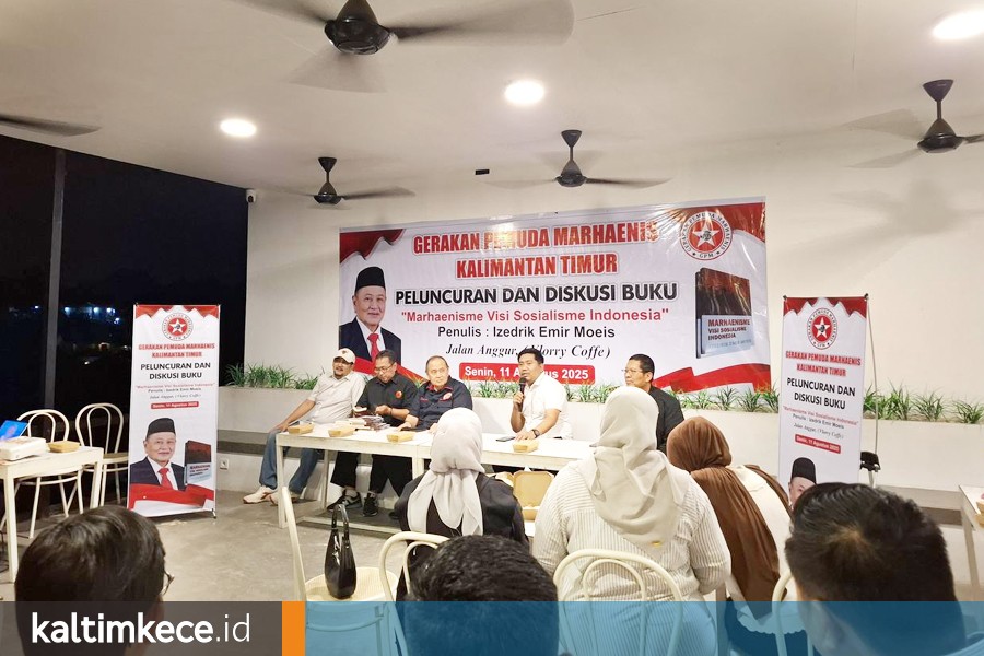 Peluncuran buku berjudul Marhanisme Visi Nasionalisme Indonesia karya Izedrik Emir Moeis di Vlorry Caffe, Samarinda. Foto: LA HAMSAH-KALTIMKECE.ID