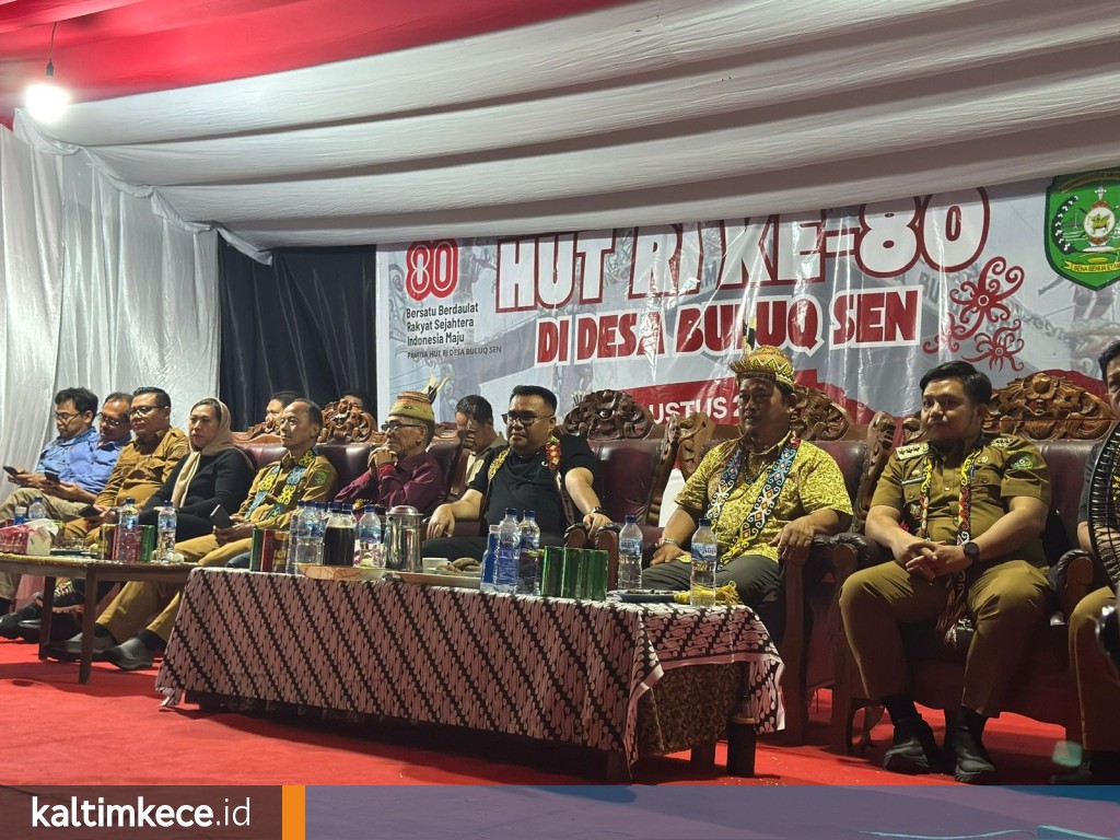 Bupati Kukar, Aulia Rahman Basri (baju hitam), saat menyaksikan turnamen bola voli di Desa Buluq Sen, Kecamatan Tabang. FOTO; ALDI BUDIARIS - KALTIMKECE.ID