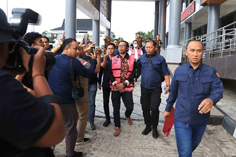 Kepala Dispora AHK saat melewati kerumunan wartawan di Gedung Kejati Kaltim. Ia dan ZZ ditetapkan tersangka atas dugaan korupsi dana hibah Desain Besar Olahraga Nasional Kaltim, pada Kamis, 18 September 2025. FOTO: Dok. Kejati Kaltim