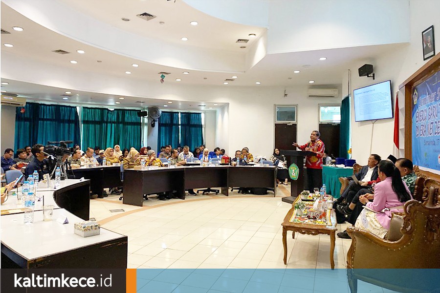 Menteri Lingkungan Hidup RI periode 1999-2001, Alexander Sonny Keraf, menjadi pembicara kunci dalam seminar nasional "Energi Baru Terbarukan di Era Net Zero Emission" di Unmul. FOTO: GIARTI IBNU LESTARI-KALTIMKECE.ID