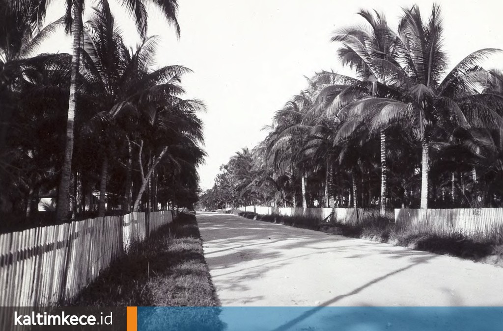 Salah satu sudut jalan di Balikpapan pada 1932. FOTO: KITLV LEIDEN UNIVERSITY LIBRARIES