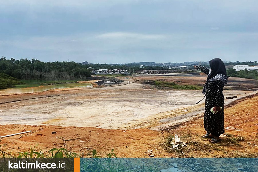 Seorang warga menunjukkan kubangan yang menewaskan enam anak di Balikpapan Utara, Senin, 17 November 2025. FOTO: SURYA ADITYA-KALTIMKECE.ID