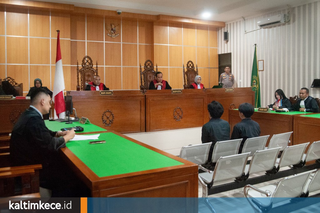Sidang hari pertama perkara dugaan perakitan bom molotov di Pengadilan Negeri Samarinda, Selasa, 13 Januari 2026. FOTO: GABRI PERBOIRE WILHELMINHO RINGGI SENGGA-KALTIMKECE.ID