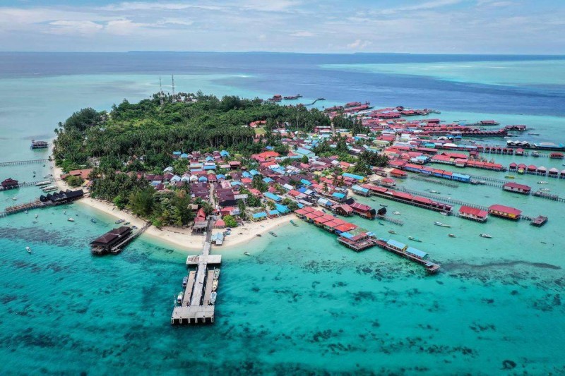 Pemandangan Pulau Derawan dari atas udara. Jejeran resort dan penginapan jadi ancaman hilangnya ruang publik. FOTO: ISTIMEWA