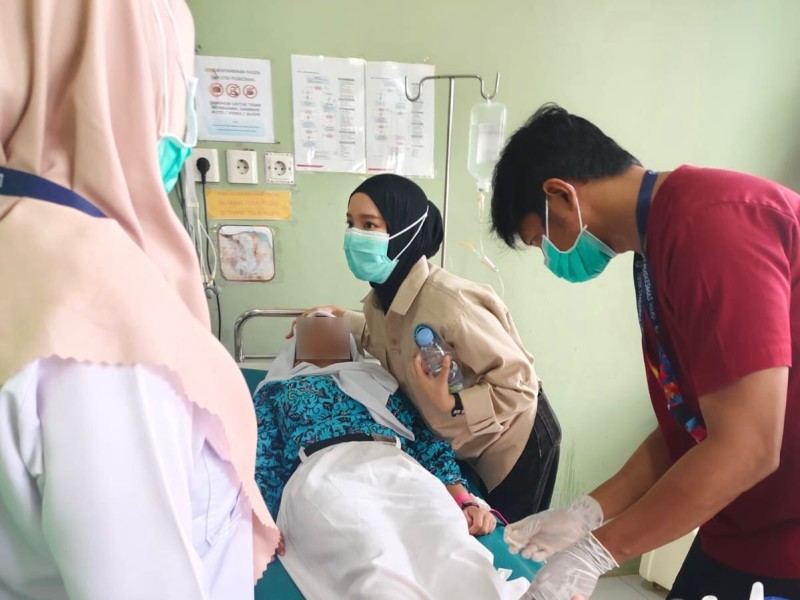 Seorang pelajar tengah dirawat di Puskesmas Waru usai menyantap menu MBG, Rabu, 11 Februari 2026. FOTO: ISTIMEWA