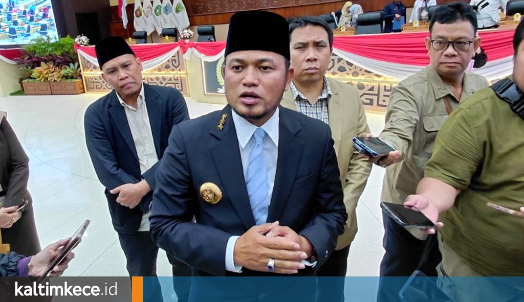 Gubernur Kaltim Rudy Mas'ud saat menjelaskan pengadaan mobil dinas Rp8,5 miliar di gedung paripurna DPRD Kaltiim, Senin, 23 Februari 2026. FOTO: M AL FATIH-KALTIMKECE.ID