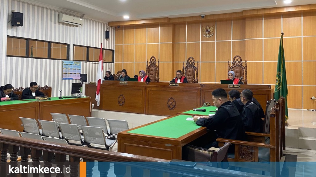 Pembacaan putusan di Pengadilan Negeri Samarinda, Rabu, 25 Februari 2026. Para terdakwa mengikuti sidang dari Rutan Samarinda. FOTO: LA HAMSAH-KALTIMKECE.ID