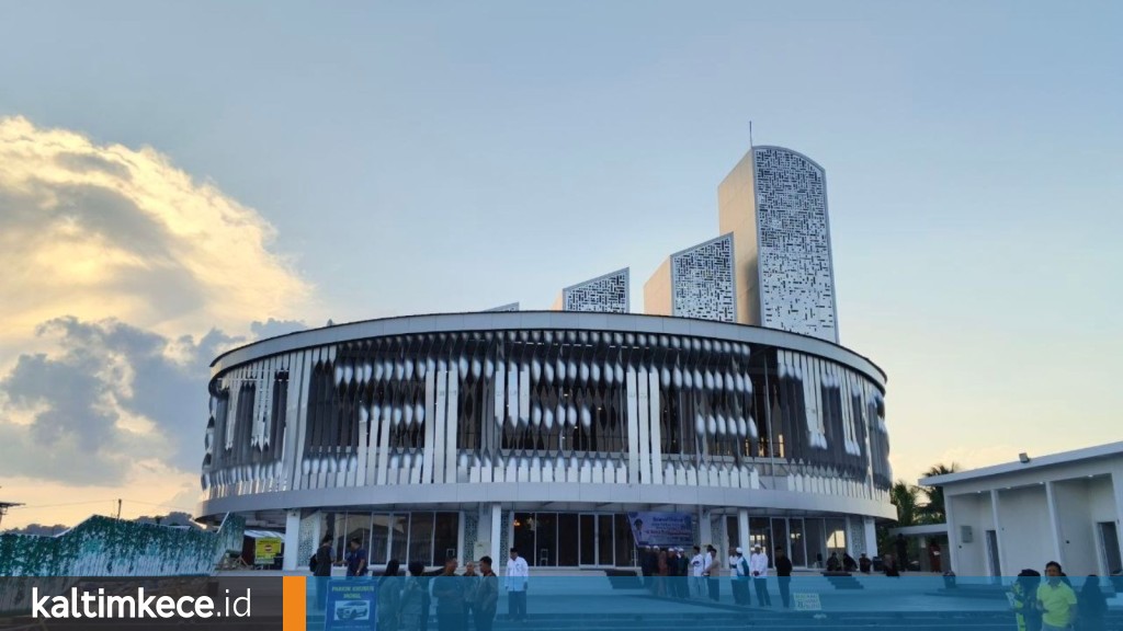 Senja di Masjid Besar Ash-Shabirin, Samarinda Seberang. FOTO: RISNA-KALTIMKECE.ID