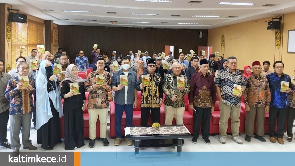 Peluncuran dan diskusi buku tentang sejarah Islam di Kaltim di Perpustakaan Kota Samarinda, Kamis, 2 April 2026. FOTO: RISNA-KALTIMKECE.ID