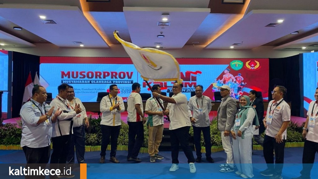 Anderiy Syachrum mengibarkan bendera pataka KONI Kaltim setelah terpilih menjadi ketua umum pada Rabu, 3 Juni 2026. FOTO: GIARTI IBNU LESTARI-KALTIMKECE.ID