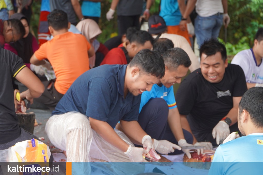 Insan PLN UPT Balikpapan dan UP2B Kaltim dan Kaltara bergotong royong melaksanakan proses pemotongan dan pengemasan daging kurban. FOTO; ISTIMEWA.