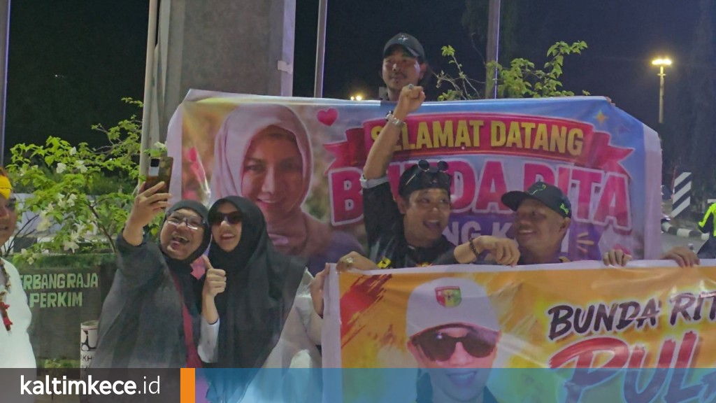 Mantan Bupati Kutai Kartanegara, Rita Widyasari (baju putih), berswafoto dengan warga saat tiba di Tenggarong, Jumat malam, 12 Juni 2026. FOTO: ALDI BUDIARIS-KALTIMKECE.ID
