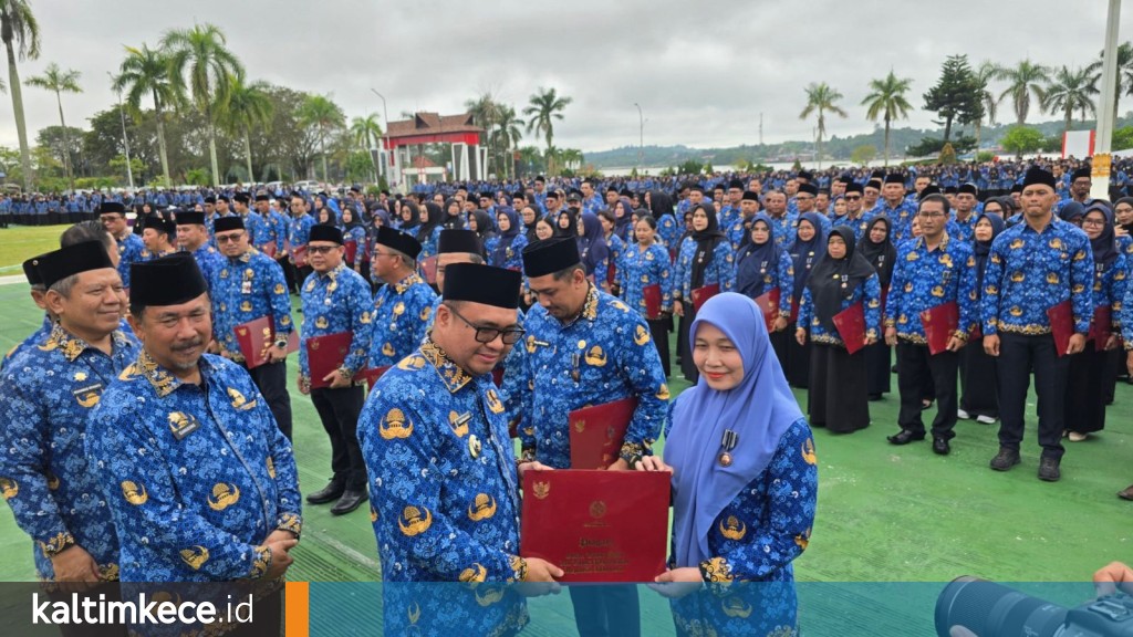Bupati Kukar, Aulia Rahman Basri, menyerahkan Satyalancana Karya Satya kepada sejumlah ASN, Rabu, 17 Juni 2026. FOTO: ALDI BUDIARIS-KALTIMKECE.ID