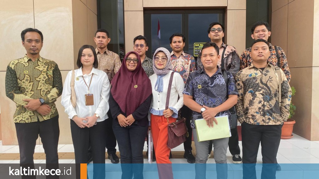 Dyah Lestari (jilbab merah) dan sejumlah pengacara yang menggugat SK tentang TAGUPP Kaltim. FOTO: LA HAMSAH-KALTIMKECE.ID
