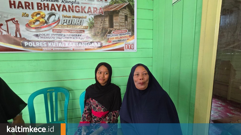 Yayu Hartini dan cucunya. Rumah mereka mendapat bantuan renovasi rumah layak huni. FOTO: ALDI BUDIARIS-KALTIMKECE.ID