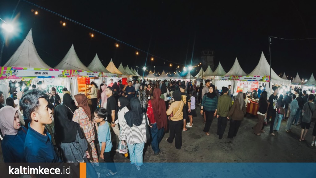 Para pengunjung berantusias menikmati beragam kuliner dan hiburan di Samarinda Food Week 2026. FOTO: KALTIMKECE.ID